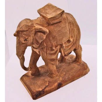 Elefant aus Holz auf Sockel...